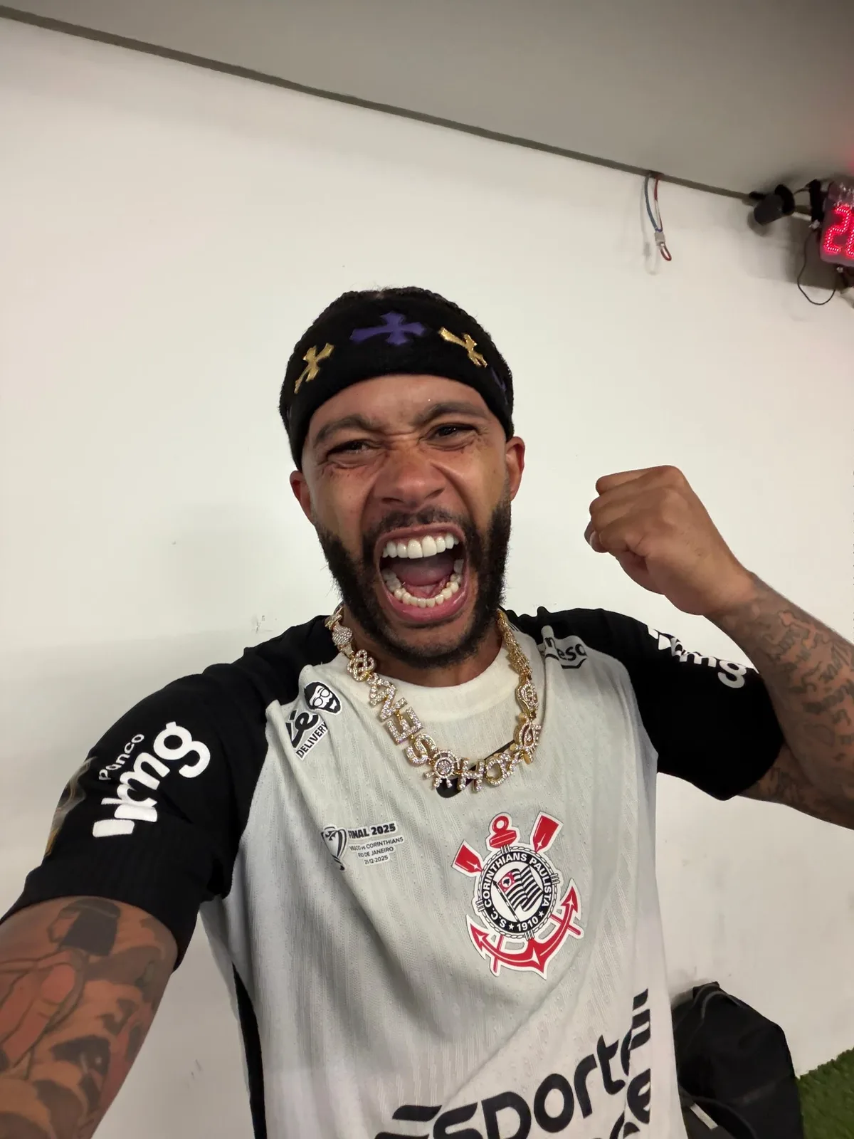 Corinthians anuncia renovação do contrato de Memphis Depay
