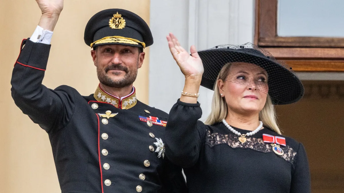Mette-Marit debuta como reina de Noruega ante el Parlamento junto a Haakon e Ingrid: el inicio de una nueva era en la Corona