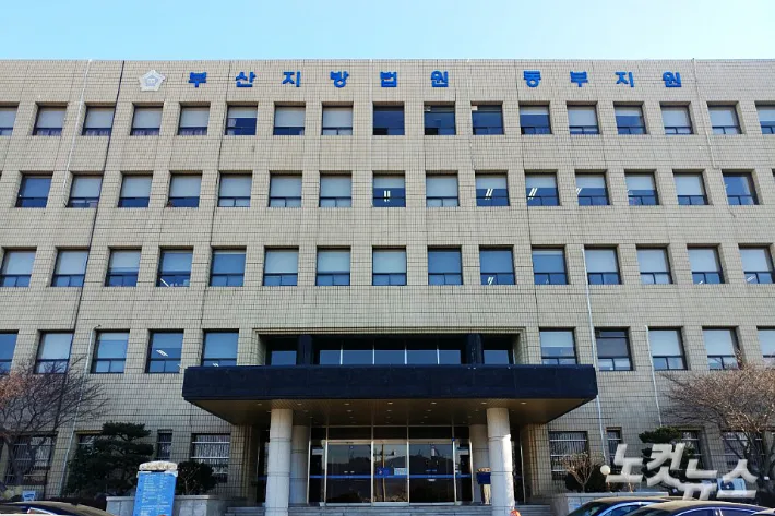 무면허로 오토바이 몰다 경찰 매달고 도주…50대 집유
