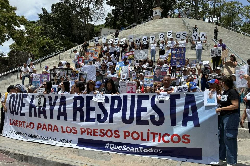 «Nos engañaron»: En Miraflores recibieron por ventanilla a familiares de presos políticos