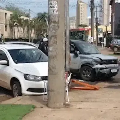 Acidente em cruzamento deixa motorista ferida e interdita trânsito parcialmente