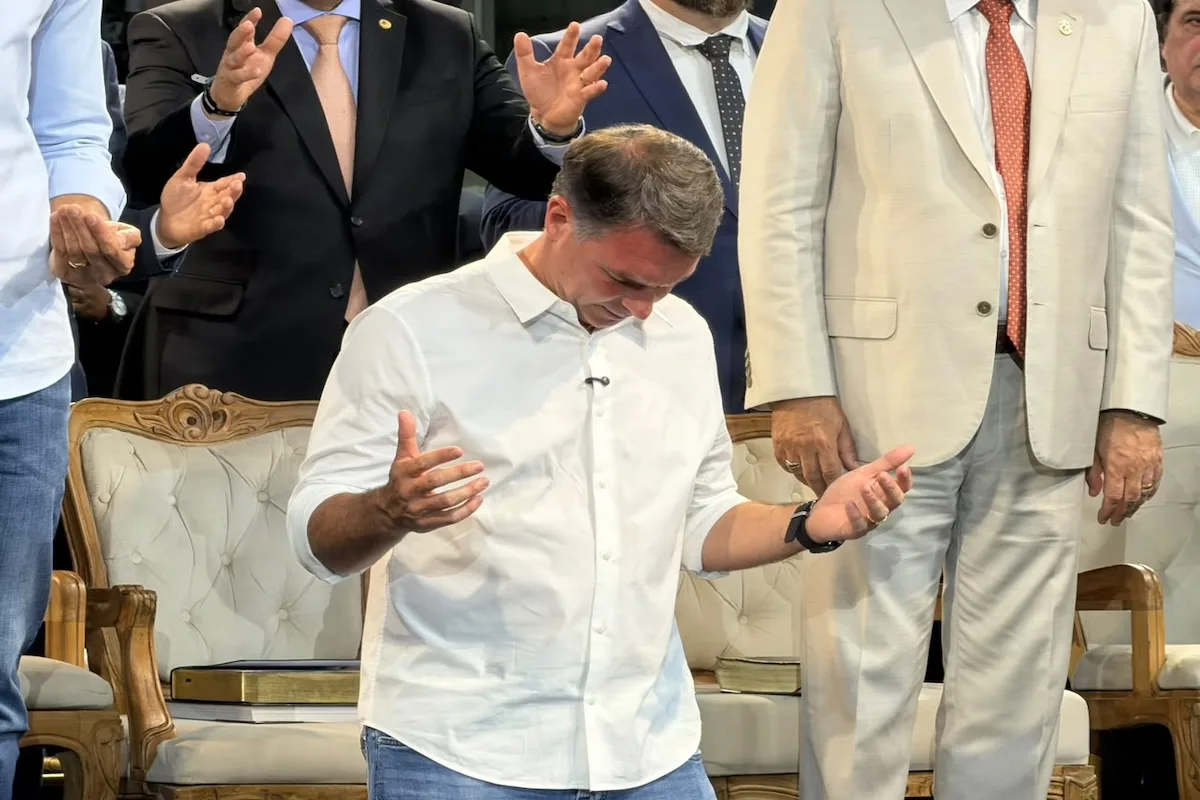 Flávio vai a culto com Douglas Ruas e fala em “guerra espiritual” no Brasil
