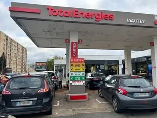 Prix du carburant : est-ce que ça vaut le coup d’attendre 30 minutes pour faire le plein moins cher chez Total ?