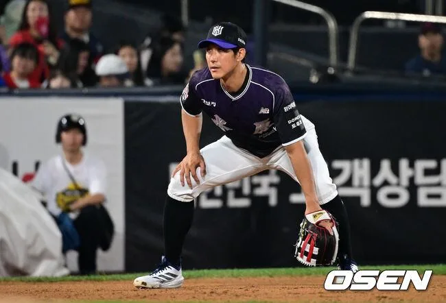 [사진]황재균 '3루 책임지는 KT 우승 캡틴'