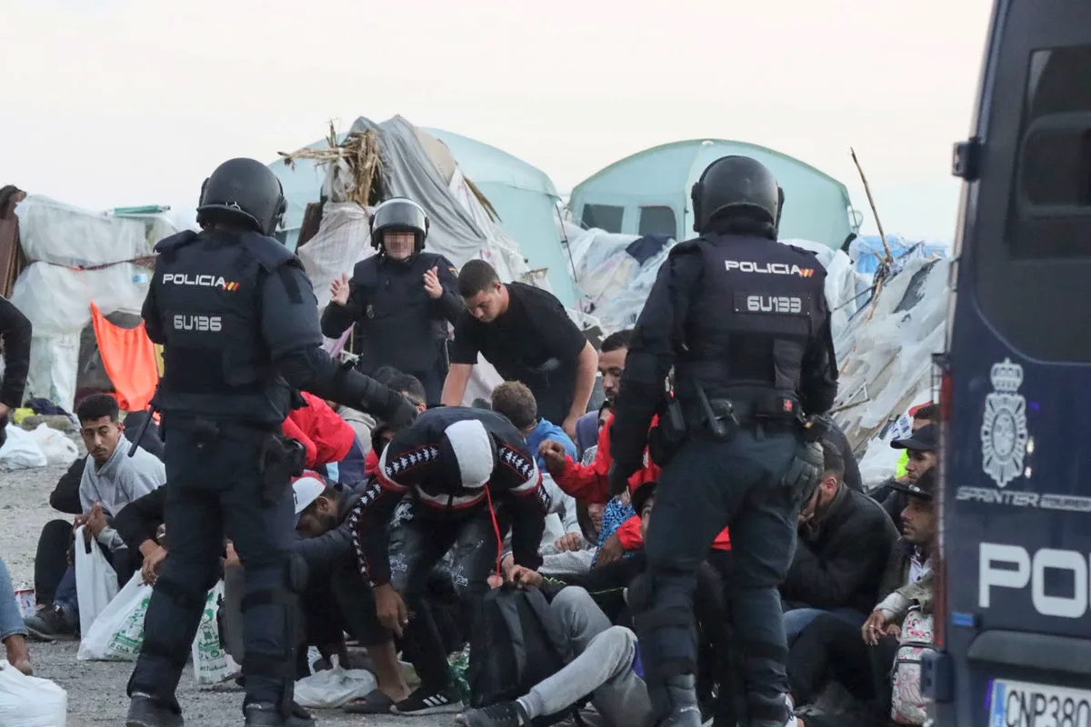La Policía se despliega en la playa de El Guano de Ceuta para desalojar el último gran asentamiento ilegal de inmigrantes