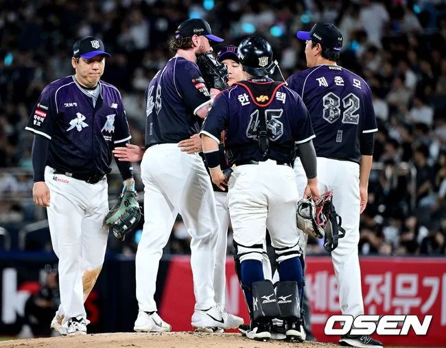 [사진]KT 선발 로건 앨런, '5회 무사 1, 3루서 강판'
