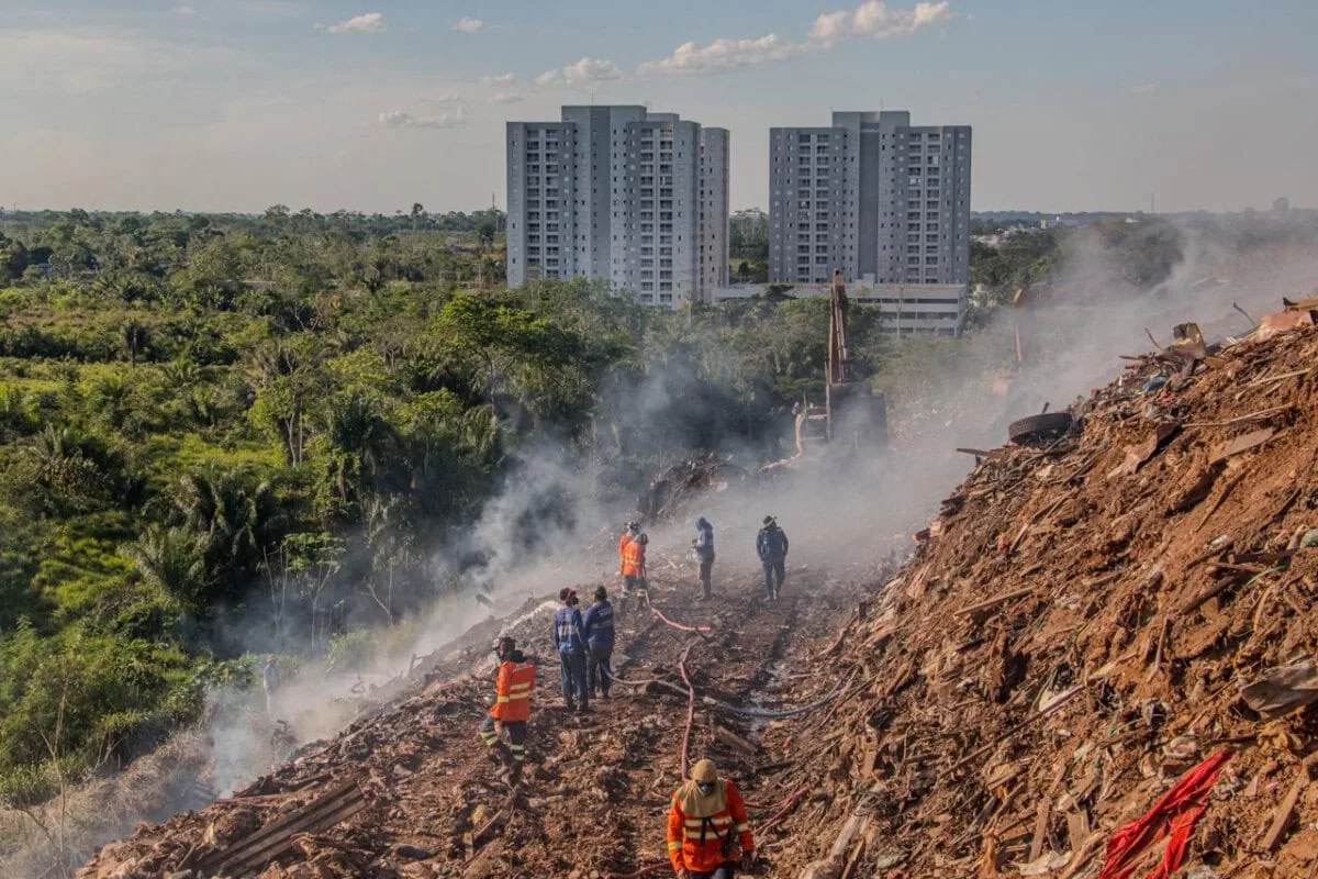 Força-tarefa ajuda a conter incêndio no Aterro de Inertes em Rio Branco