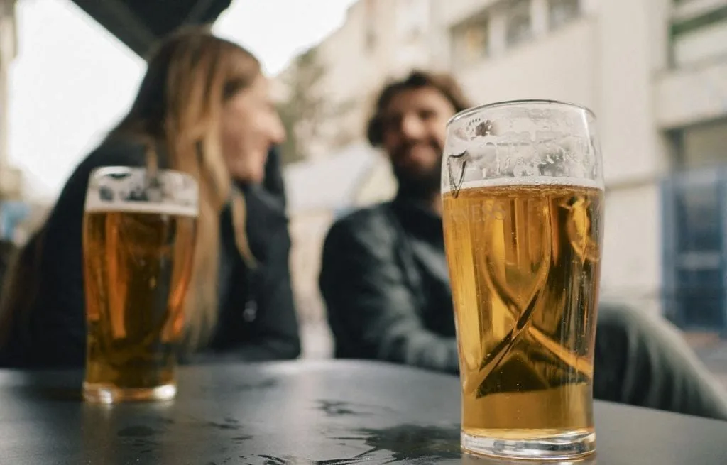 Bières d’extrême droite, décoloniales ou queer… Boire une pinte, est-ce politique ?