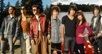Anne Hathaway e Jonas Brothers se tornam lendas da Disney; veja como foi