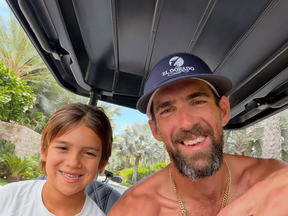 Michael Phelps regresó al agua, pero esta vez en un rol especial: acompaña a su hijo en sus primeros pasos
