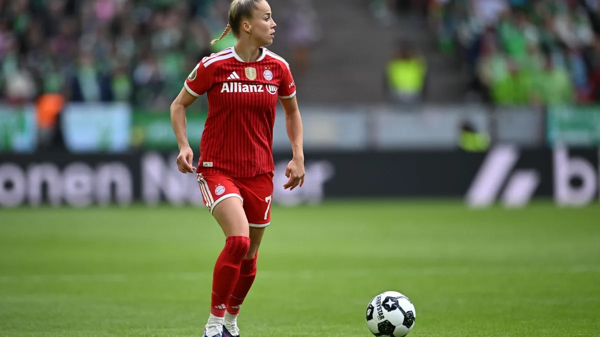 Tor und Blumenstrauß: Gwinn und Oberdorf zurück: Bayern-Fußballerinnen siegen