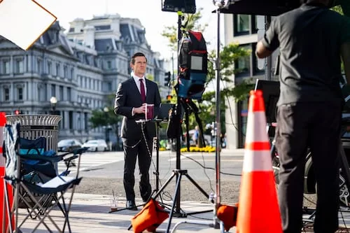 Casa Blanca impide acceso a CNN, MS NOW y Politico pese a orden judicial; un juez bloqueó el veto de Trump a esos medios
