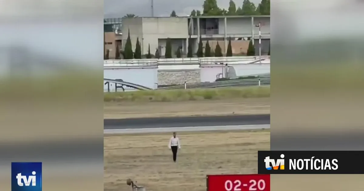 Saltou a vedação e caminhou tranquilamente pela pista do aeroporto de Lisboa