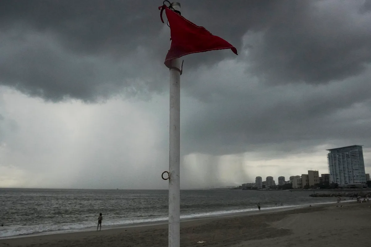 El huracán Trudy se volvió a intensificar y activó alertas en las costas del Pacífico mexicano