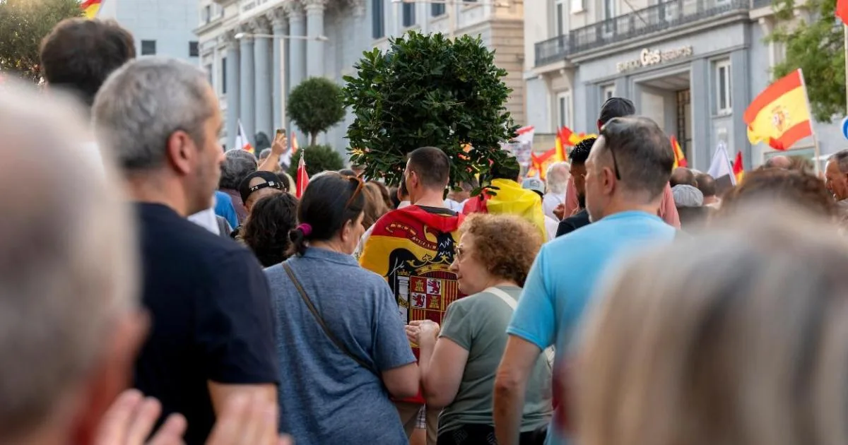 Neonazis y fascistas se dan cita en el Congreso y agitan las concentraciones por la crisis de Ceuta en Madrid