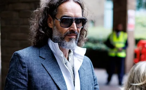 Inicia juicio de Russell Brand en Londres por agresión sexual; el actor compareció ante el tribunal