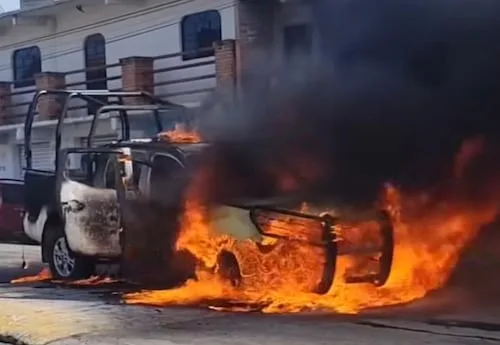 Protesta por construcción de autopista en Hidalgo se torna violenta; vecinos incendian una patrulla