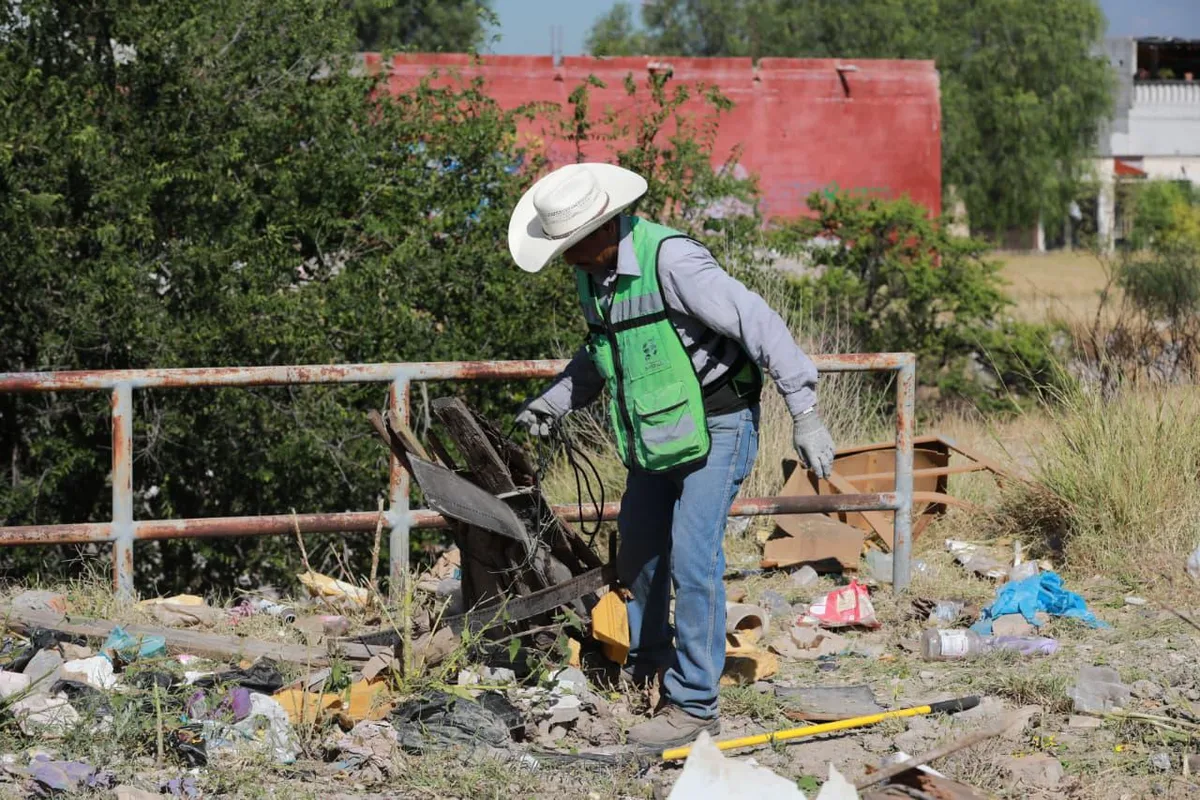 Limpian arroyo Pericos y callejones en colonias del oriente de Saltillo