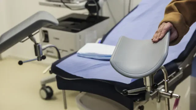 Governo avisa que hospitais têm de garantir IVG a tempo e assumir custos