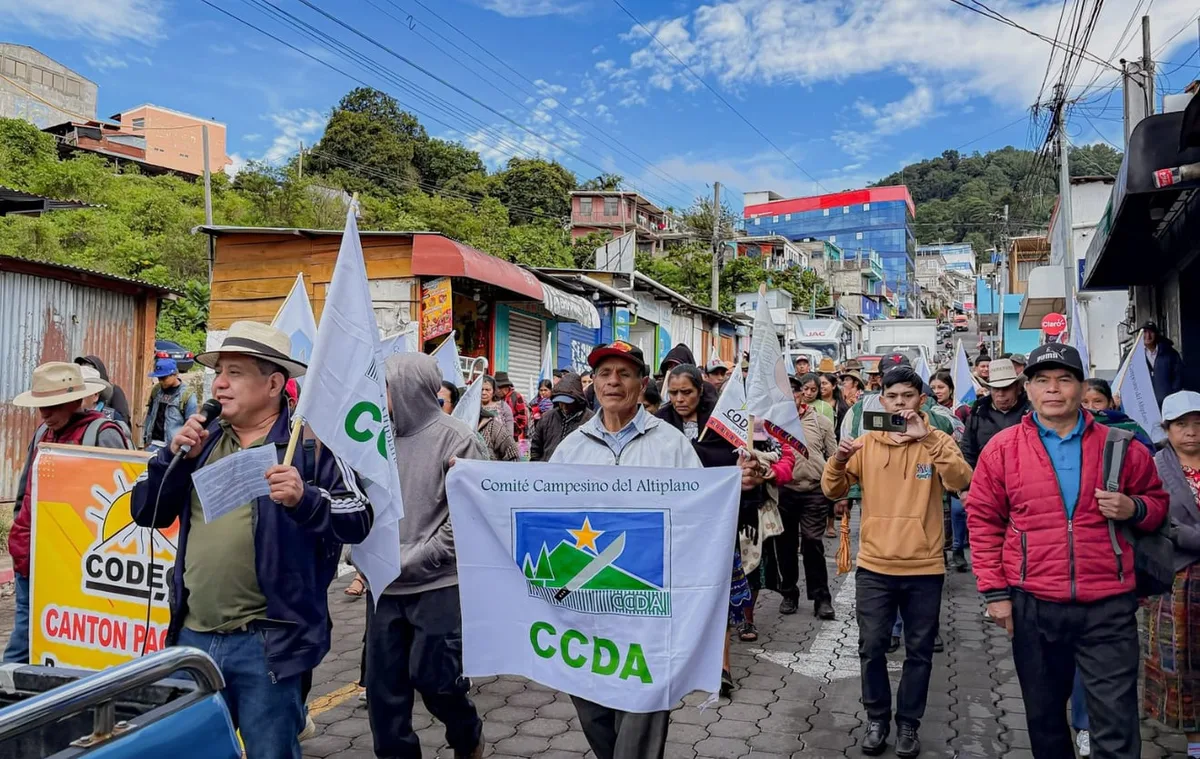Marchan en Guatemala el Día de la Resistencia Indígena: combustibles, hospitales sin insumos y carreteras destruidas en el centro del reclamo