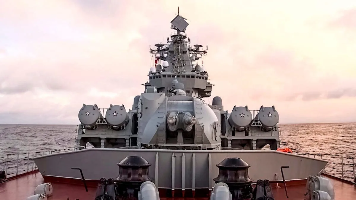 Russisches Kriegsschiff feuert Leuchtkugeln auf dänischen Hubschrauber ab