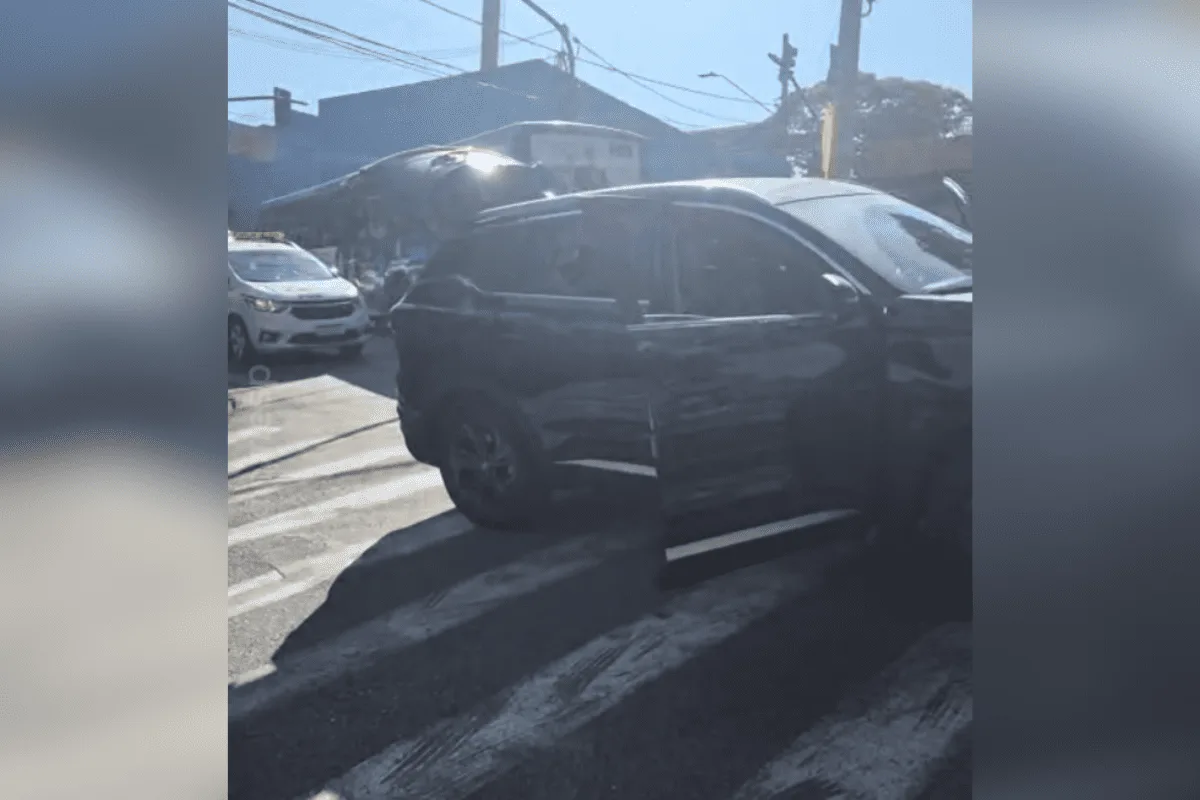 Veja momento em que homem é resgatado de porta-malas após ménage em SP