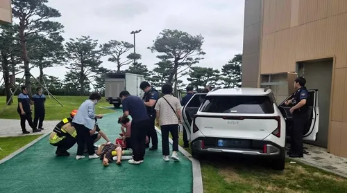 강원 고성 호텔서 승용차가 보행자 친 뒤 2차 충돌…5명 중경상