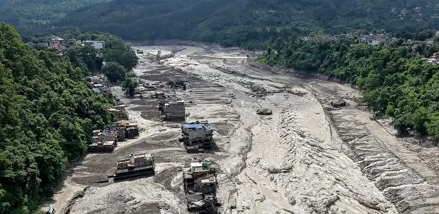 Inundações arrastam pontes, deixam 8 mortos e 384 desaparecidos no Nepal