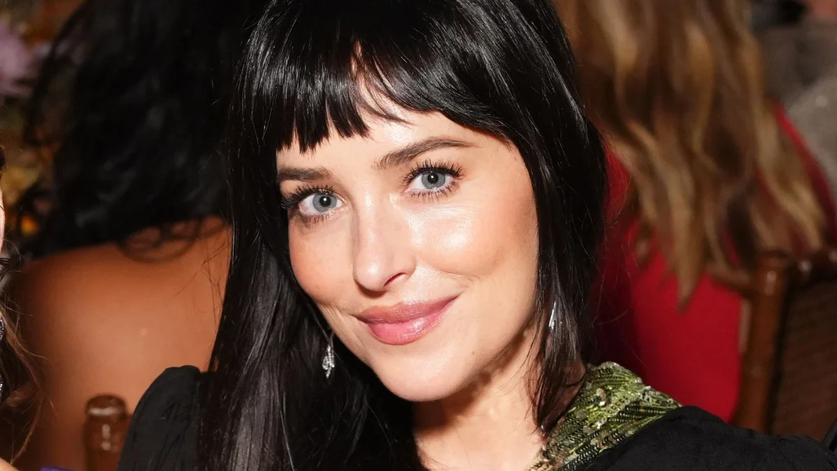 Dakota Johnson se atreve con el flequillo bebé: "Potencia los ojos claros, resalta los pómulos y aporta mucha personalidad", según nuestra peluquera