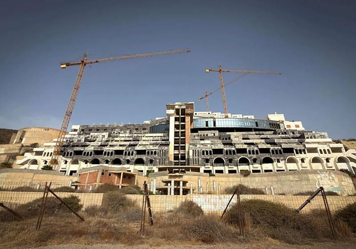 La Fiscalía investiga a los siete ediles de Carboneras que aplazaron anular la licencia del Algarrobico