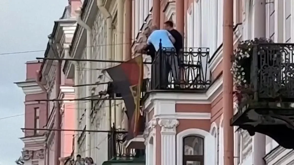 Konsulat in St. Petersburg geschlossen - Hier wird die deutsche Flagge eingeholt