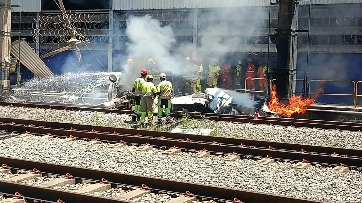 Vídeo mostra avião em chamas sob trilhos de estação de trem em BH; piloto morreu
