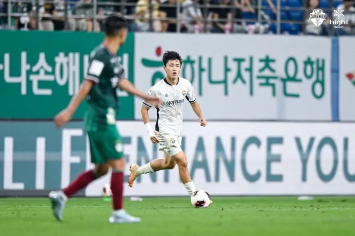 AG 뛰어야 하는데…'韓 축구의 재발견' 강원FC 이기혁, '충격' 벤치 출발→굳은 각오 "나는 복받았다, 정신 더 강하게 먹어야"