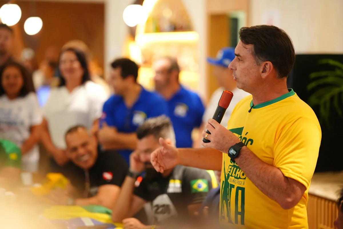 Flávio Bolsonaro diz que STF tem obrigação de investigar Moraes e defende afastamento de ministro