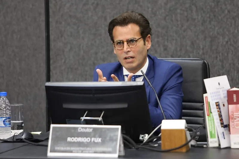 OAB-RJ defende filho de Luiz Fux após mensagens com Vorcaro