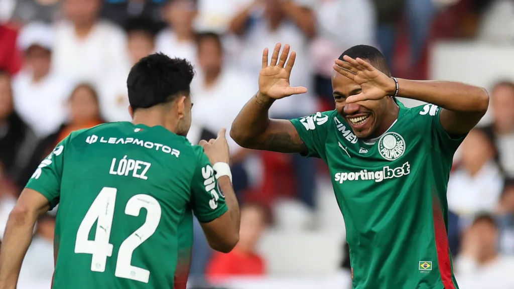 Palmeiras leva virada da LDU, mas vence nos pênaltis e se classifica