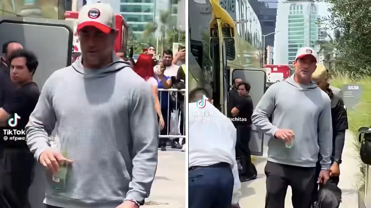 CM Punk le exige modales a fan mexicano antes de posar para una foto