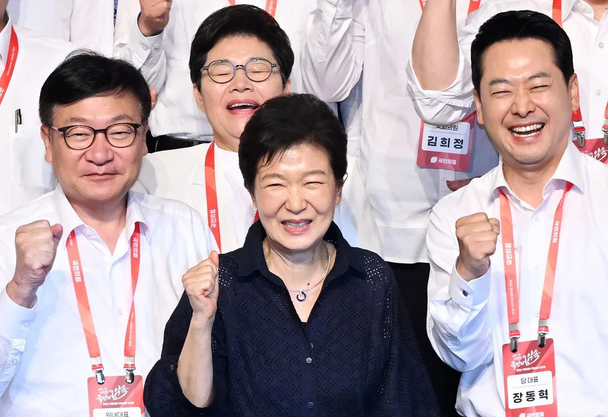 박근혜 “국힘, 나비 되는 과정”…전원 기립박수 받아