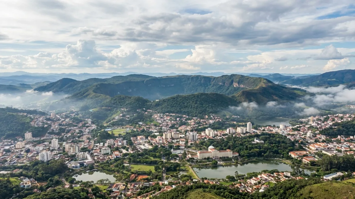 O único café do Brasil cultivado em solo de origem vulcânica nasce na mesma caldeira onde brotam águas sulfurosas a 45 °C e funciona o primeiro balneário termal moderno do país