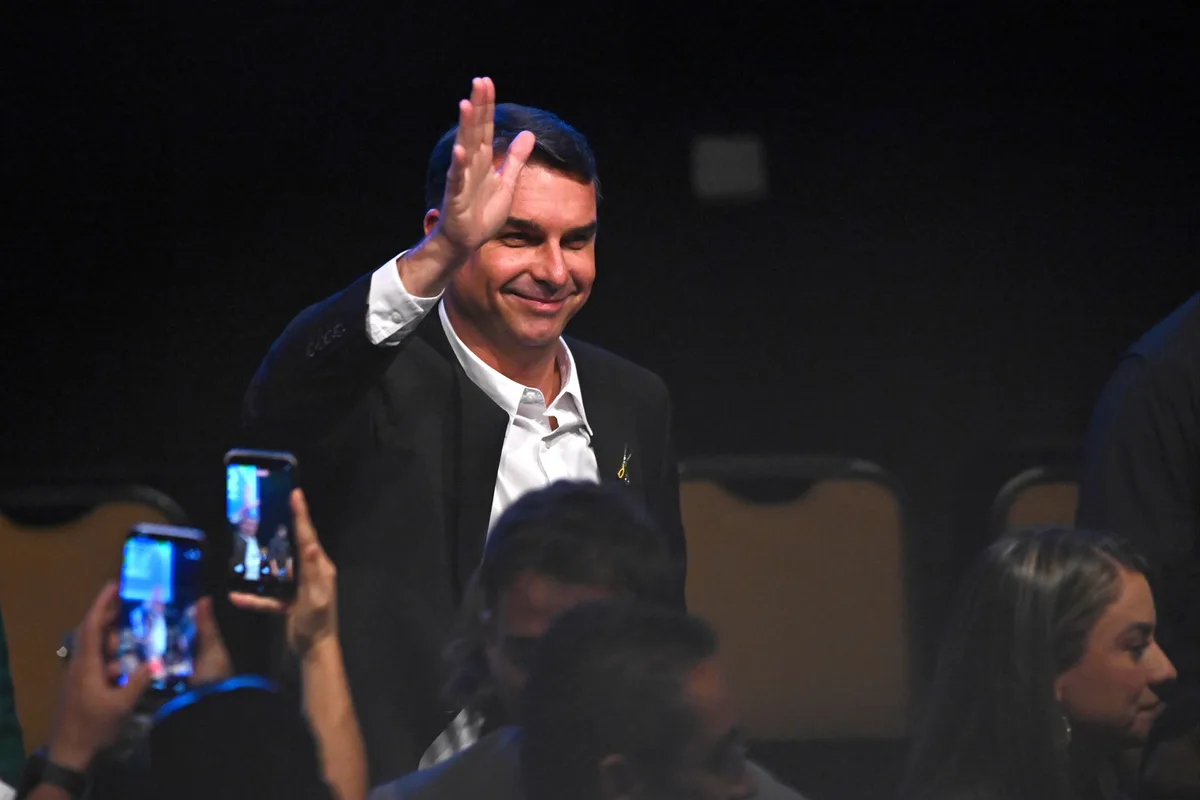 Flávio Bolsonaro superó una traba judicial y quedó habilitado para disputar la Presidencia de Brasil