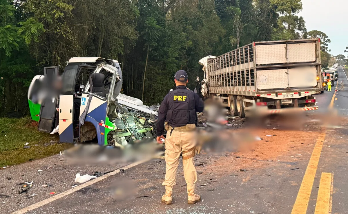Vítimas fatais de colisão frontal entre micro-ônibus e carreta na BR-373 estavam a caminho de hospitais da Grande Curitiba