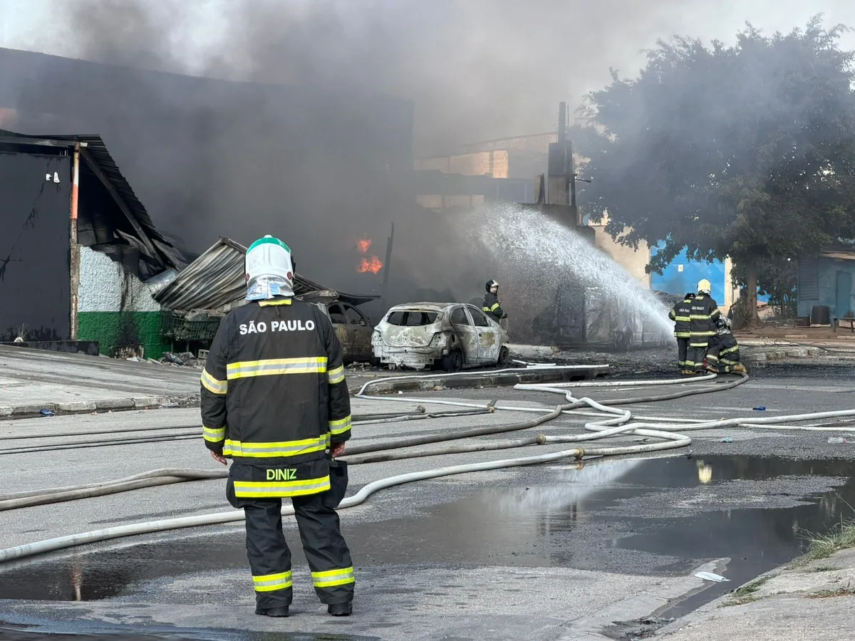 Incêndio atinge fábrica de tintas em avenida de Cumbica, em Guarulhos