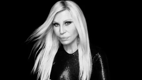 Donatella Versace prepara su nueva era con una firma propia de moda y belleza junto a Revolve
