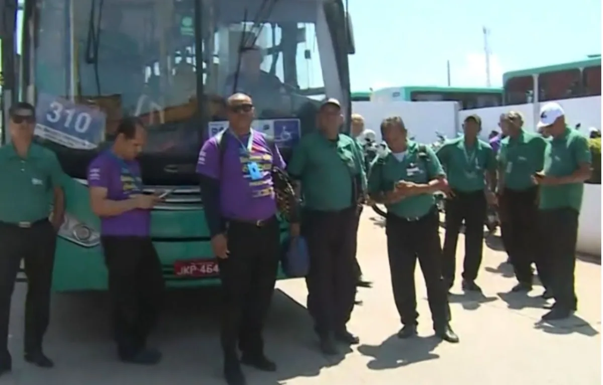 Ônibus da VRS Transportes são impedidos de deixar garagem em Aracaju