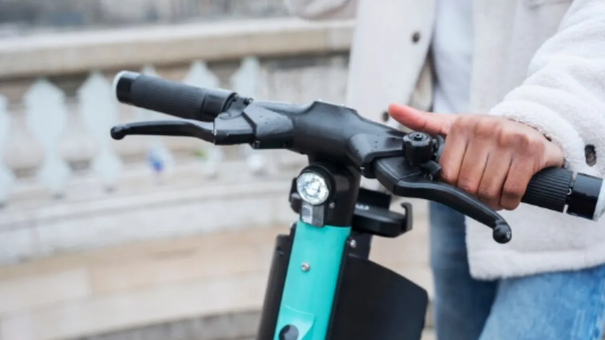 Jovem de 18 anos fica em estado grave após bike elétrica ser atingida por carro na Serra