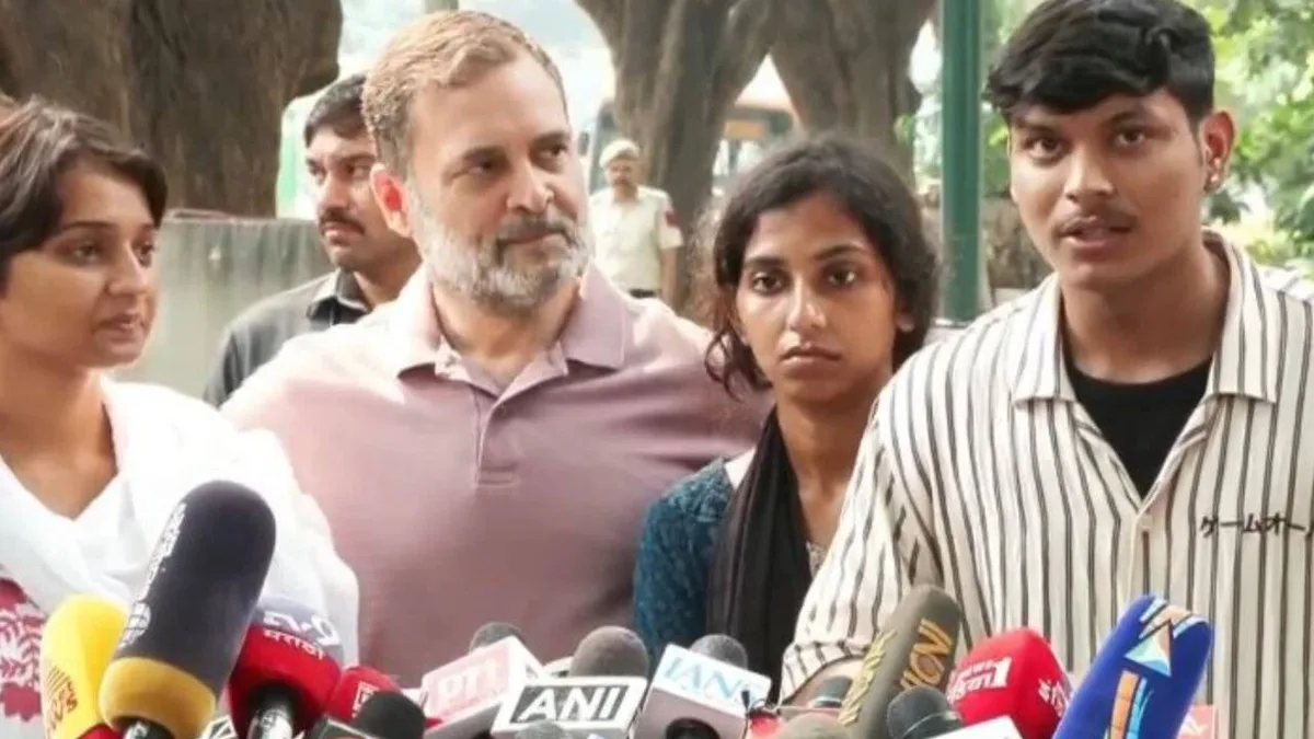 Rahul stands with injured NSUI protesters, says 'nafrat ka jawab pyar se diya jaega'