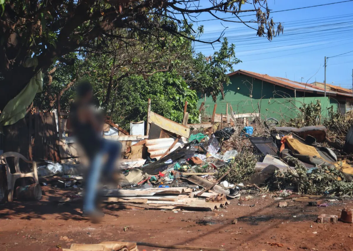 Lixo se acumula em frente a casa e avança sobre rua no Aero Rancho
