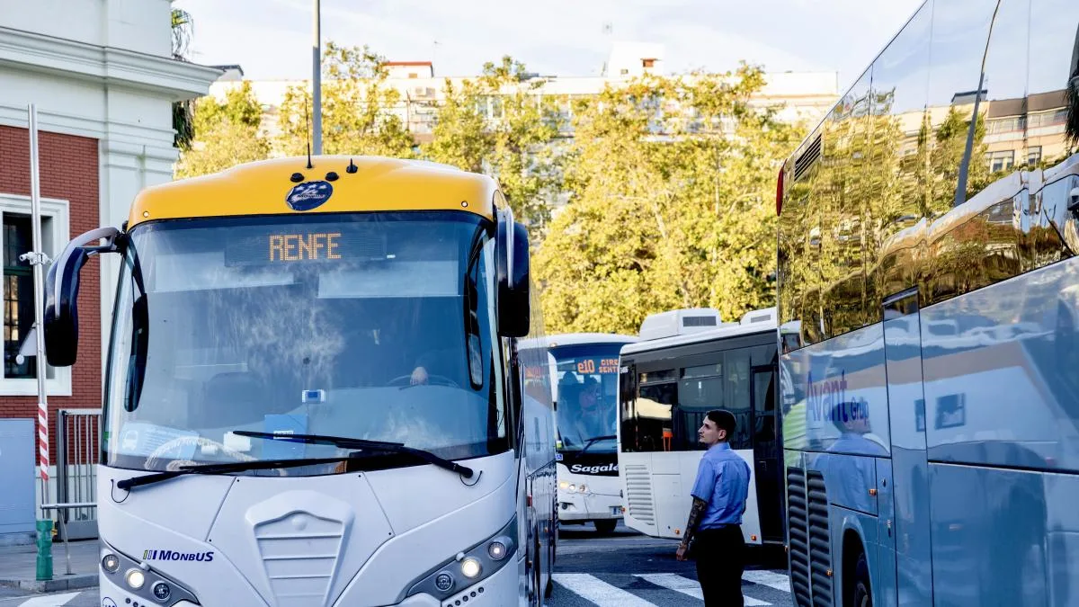 Rodalies pone autobuses permanentes en la línea R3 por la poca fiabilidad del tren
