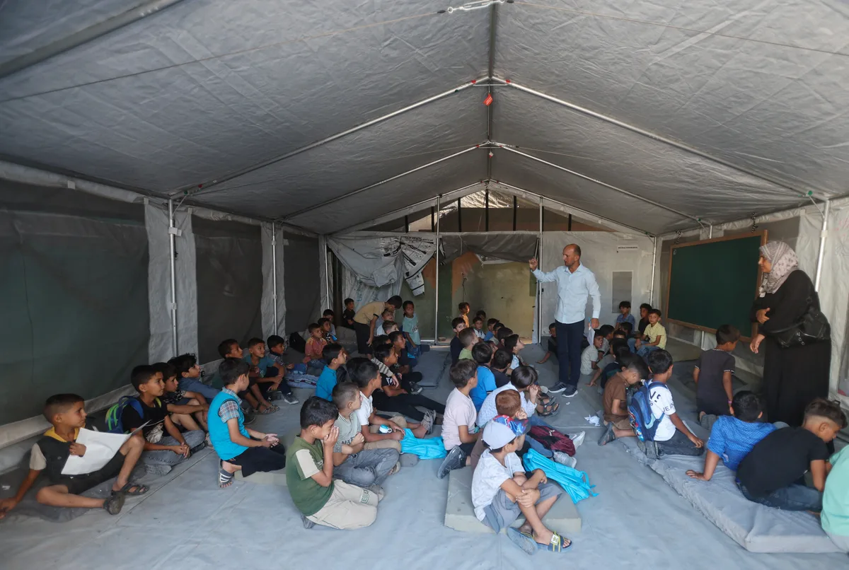 Estudantes de Gaza voltam às escolas danificadas pela guerra no início do ano letivo