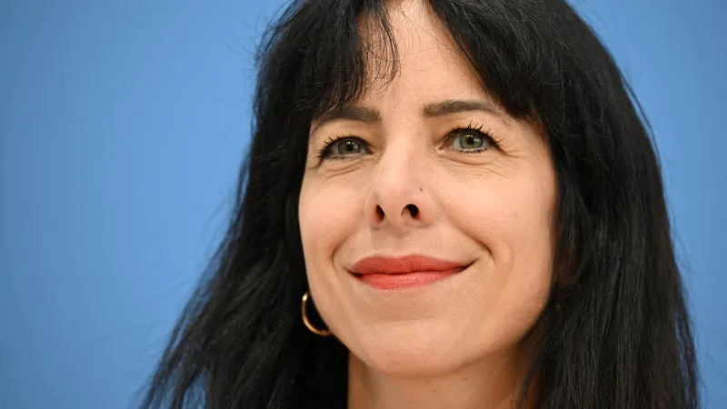Qui est Elif Eralp, figure de la gauche radicale arrivée en tête des élections à la mairie de Berlin?